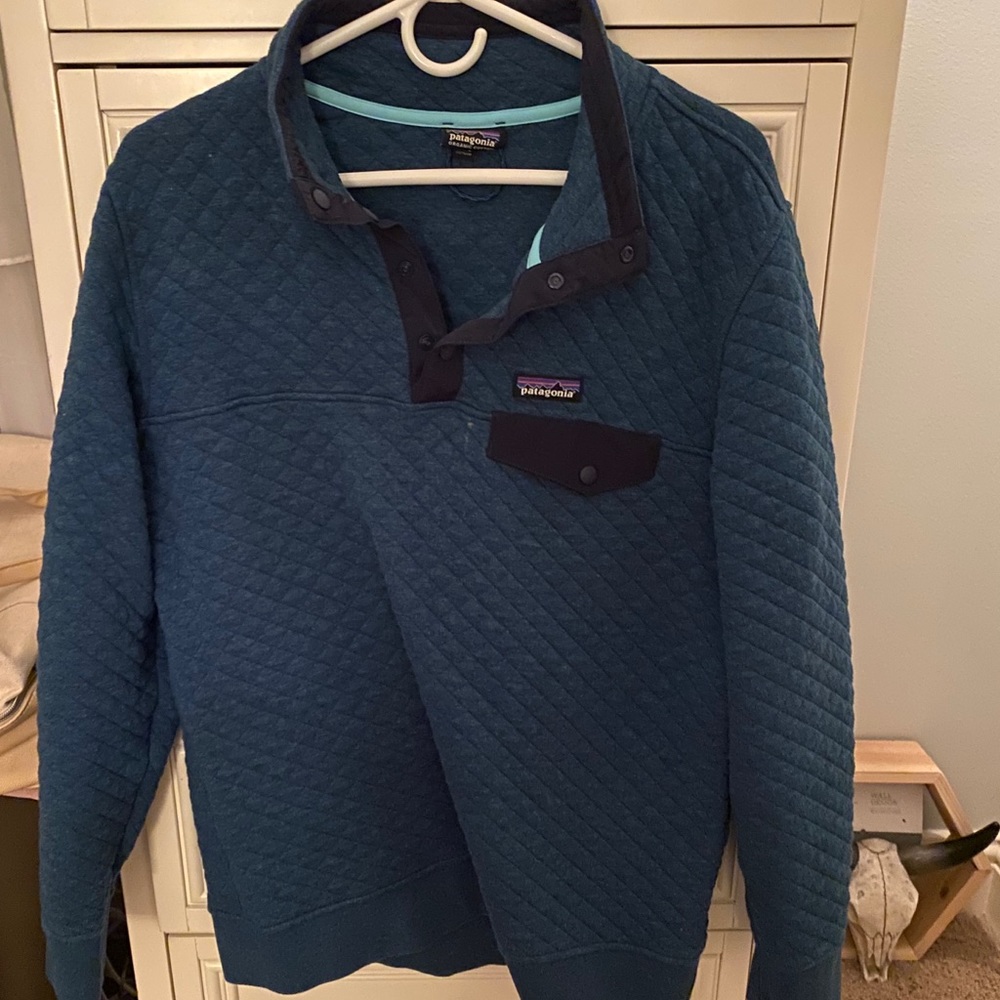 Blue quilted Patagonia pullover